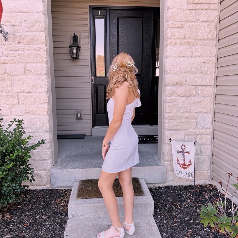 Gianni Bini Elegant White One-Shoulder Dress